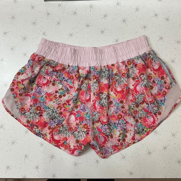 Lululemon Hotty Hot Short Size 8 Floral Pink Liner Free - Picture 2 of 10